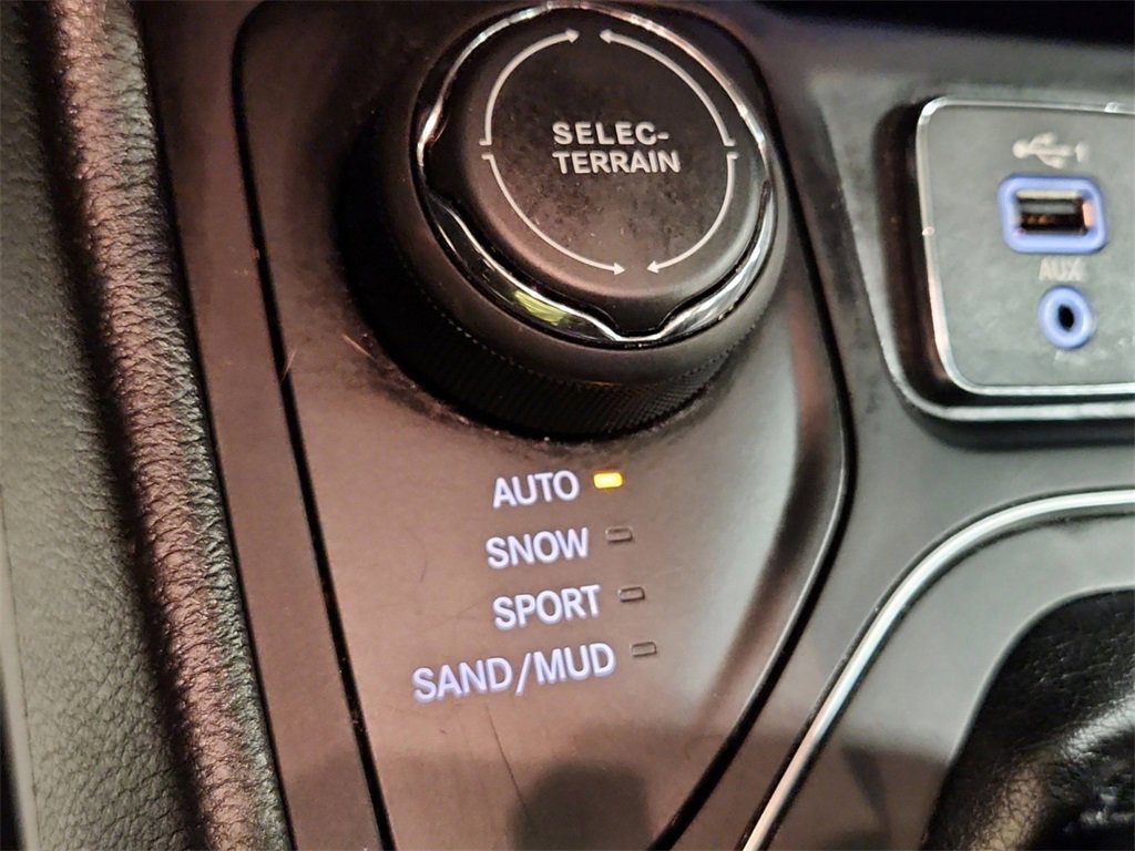 Used 2020 Jeep Cherokee Latitude Plus image 23