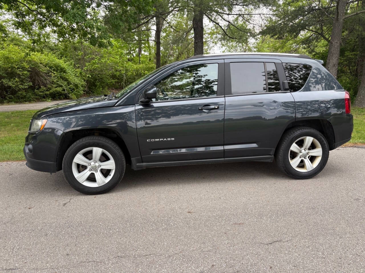 Used 2014 Jeep Compass Latitude w/ Sun/Sound Group AWD/4WD image 4