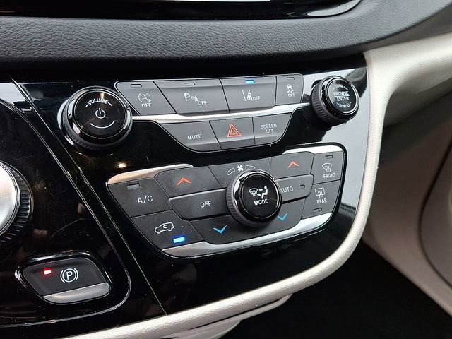 Used 2024 Chrysler Pacifica Touring-L image 13