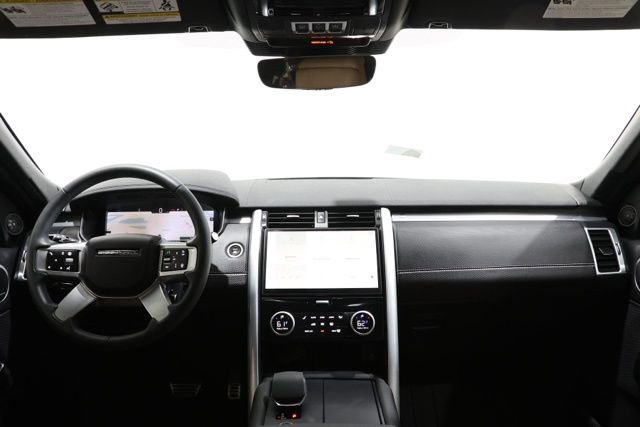 Used 2024 Land Rover Discovery Dynamic SE image 14