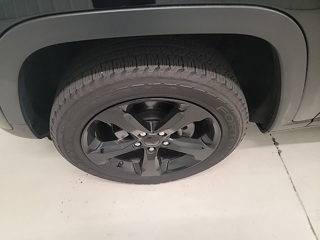 Used 2023 Jeep Grand Cherokee Altitude image 2