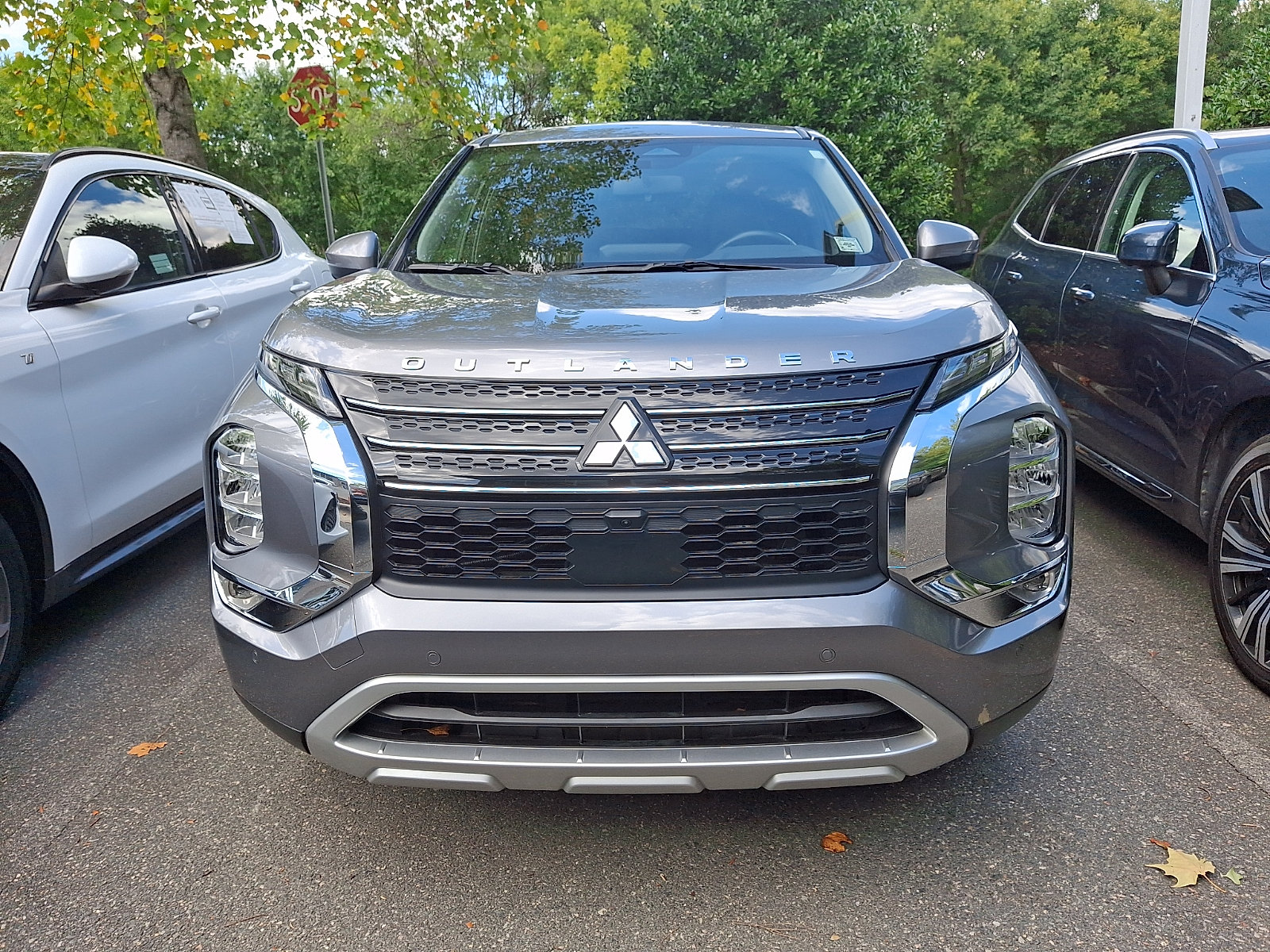 Used 2023 Mitsubishi Outlander SE FWD image 2