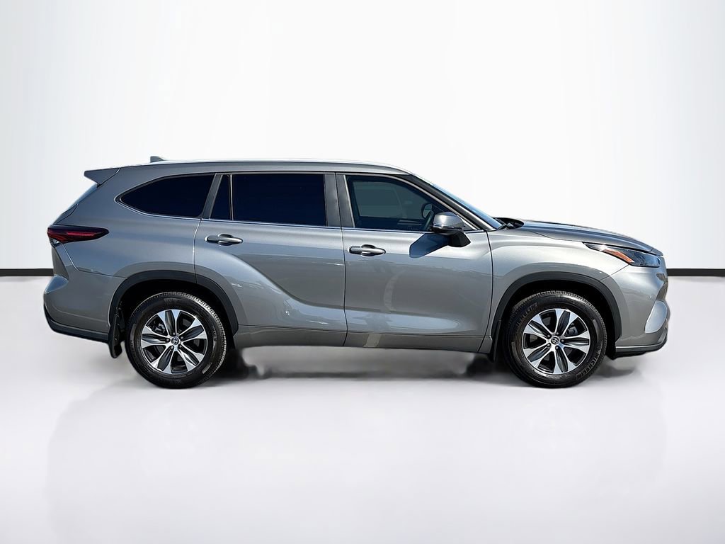 Certified 2025 Toyota Highlander XLE image 4