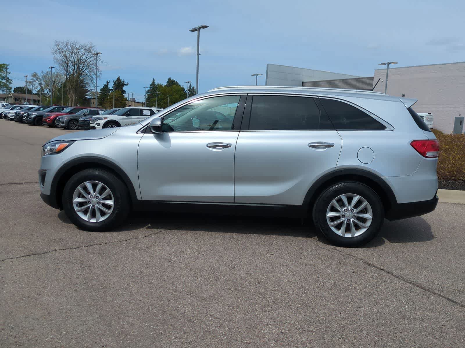 Used 2017 Kia Sorento FWD image 5