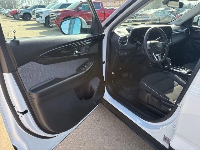 Used 2024 Chevrolet TrailBlazer LT w/ LT Cold Weather Package image 9