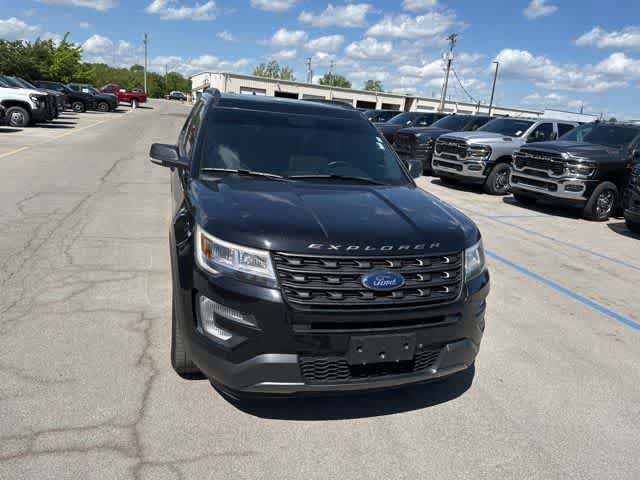Used 2017 Ford Explorer XLT w/ Equipment Group 202A AWD/4WD image 29