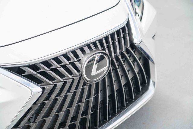 Used 2025 Lexus ES 300h w/ Premium Package FWD image 3