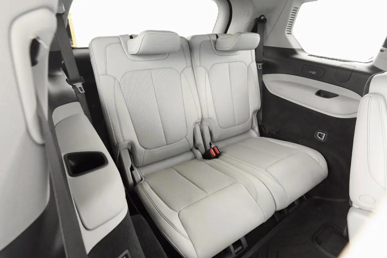 Used 2022 Jeep Grand Cherokee L Overland w/ Advanced Protech Group III image 27