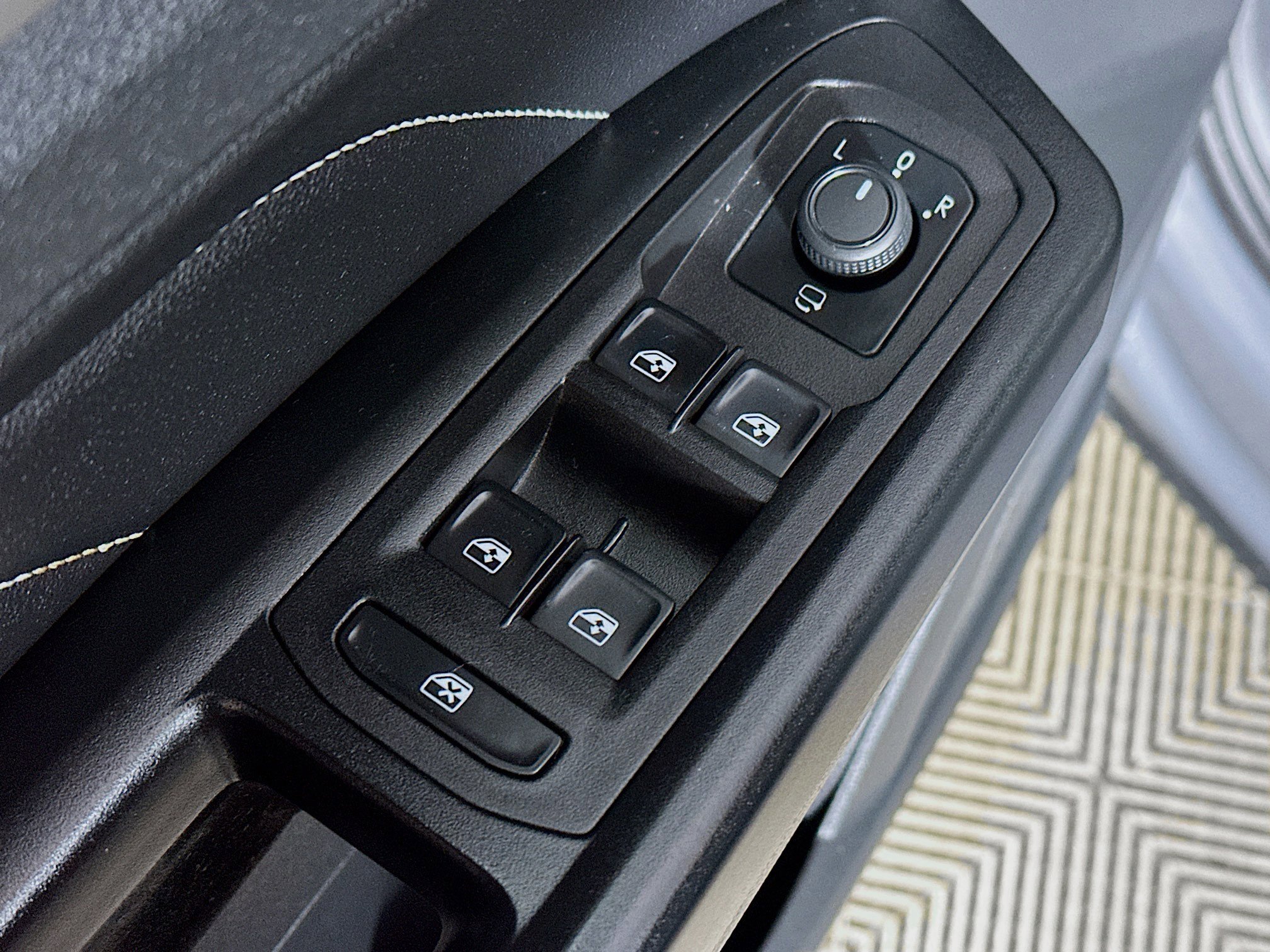 Used 2020 Volkswagen Atlas Cross Sport SEL Premium image 18