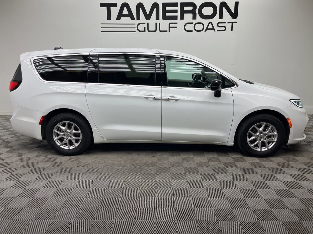 Used 2024 Chrysler Pacifica Touring-L FWD image 4