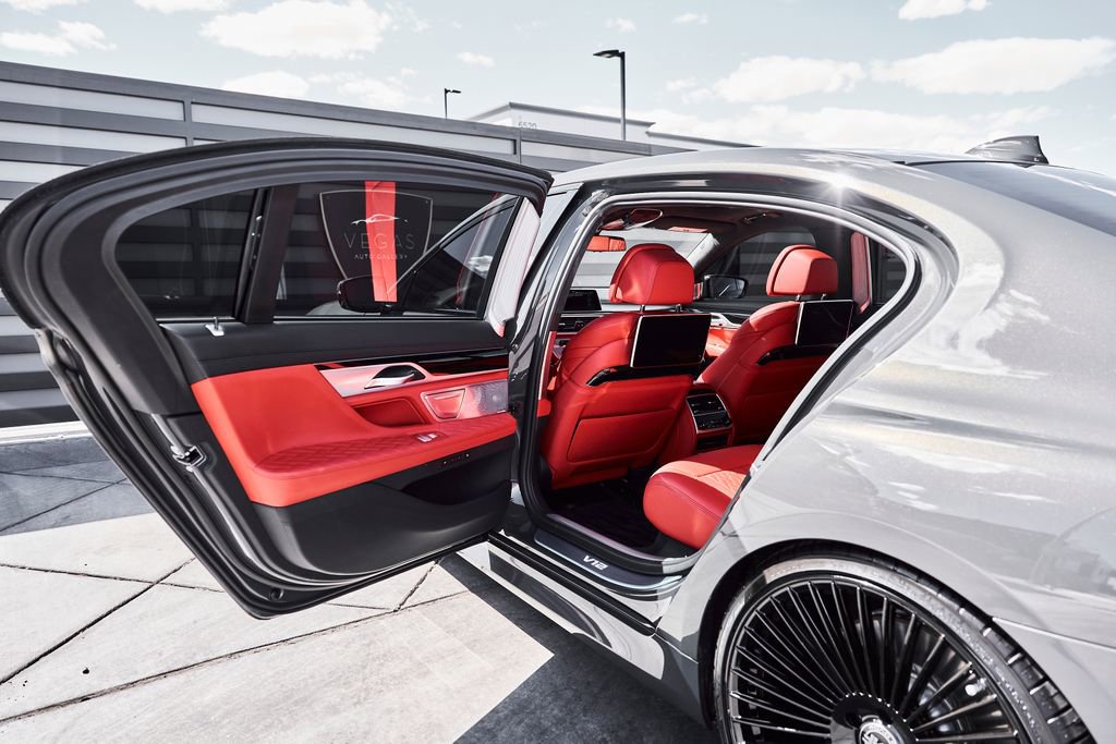 Used 2022 BMW M760i xDrive w/ Luxury Rear Seating Package image 31