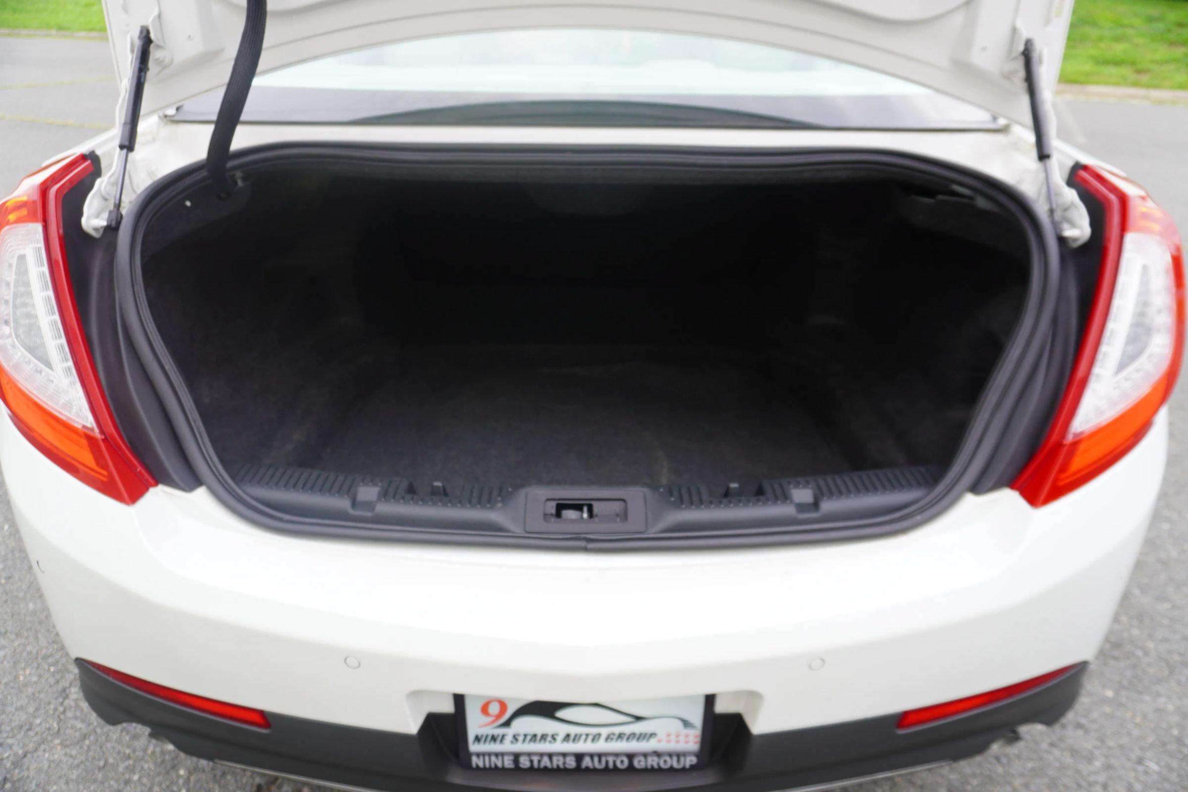 Used 2013 Lincoln MKS FWD image 23