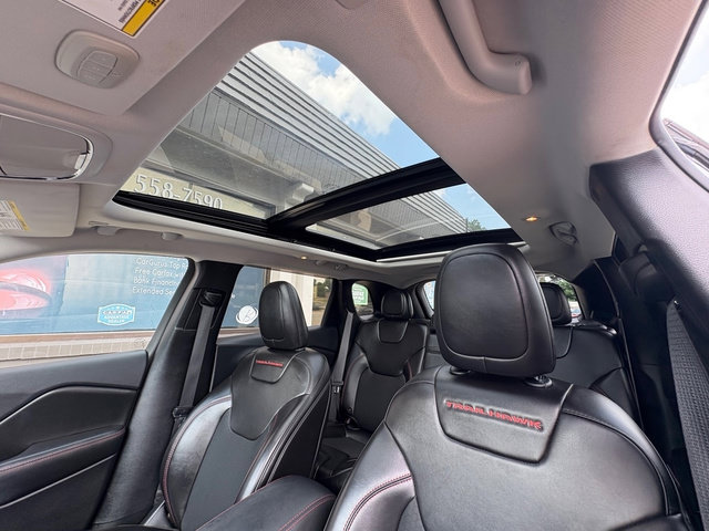 Used 2019 Jeep Cherokee Trailhawk w/ Comfort/Convenience Group AWD/4WD image 14