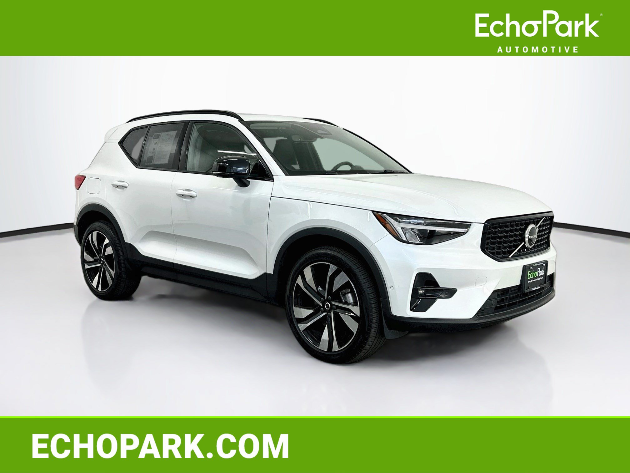Used 2025 Volvo XC40 B5 Plus AWD/4WD image 1