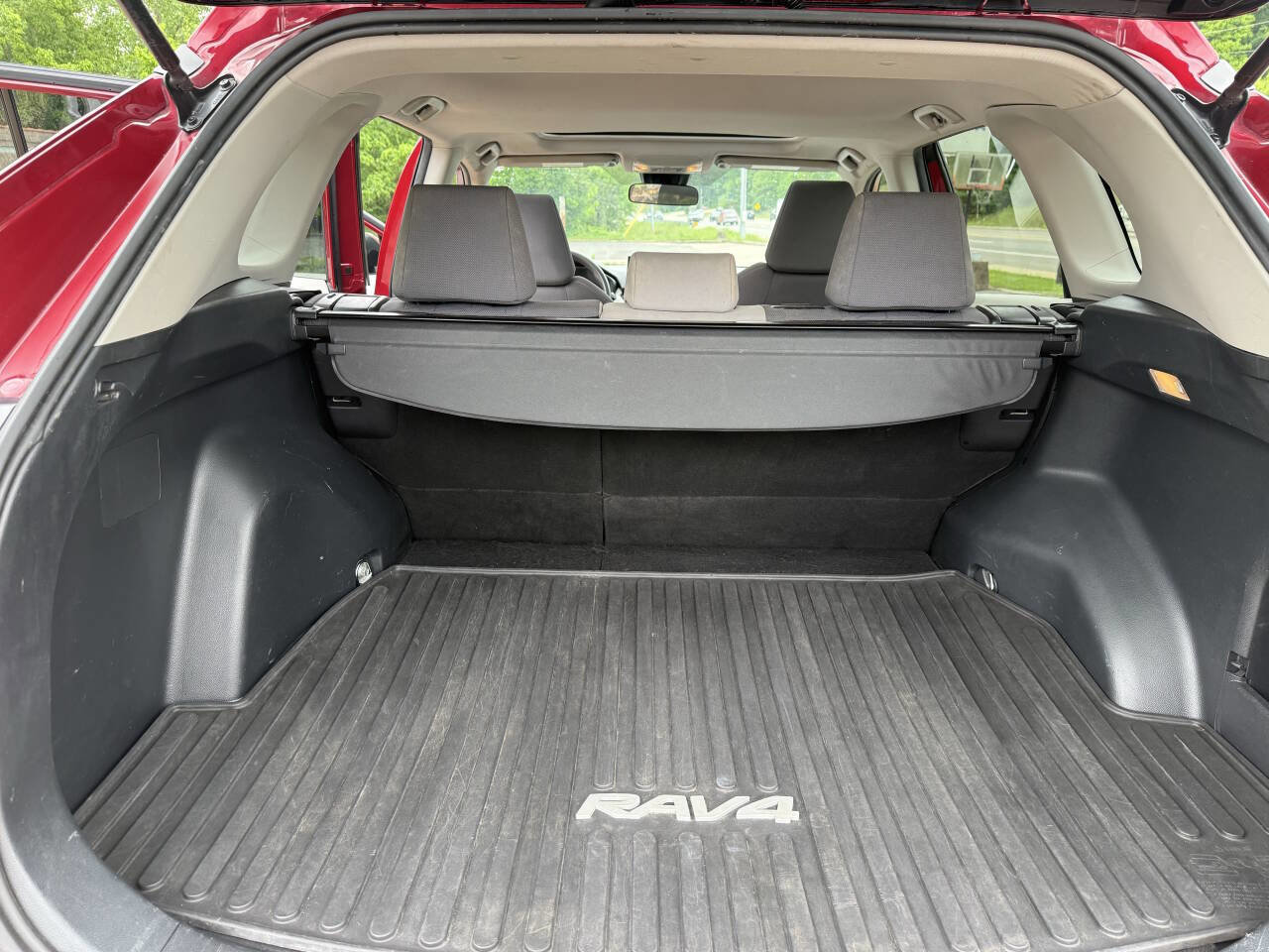 Used 2019 Toyota RAV4 XLE FWD image 19