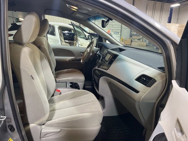Used 2014 Toyota Sienna LE image 24