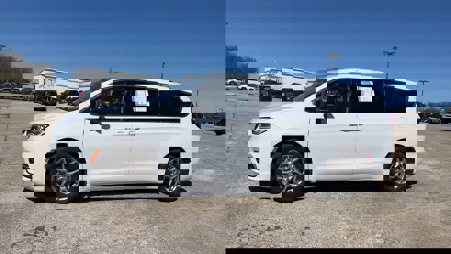 Used 2024 Chrysler Pacifica Touring-L image 5