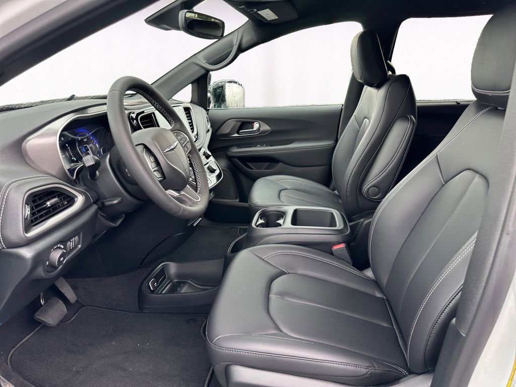 New 2025 Chrysler Pacifica Select image 9