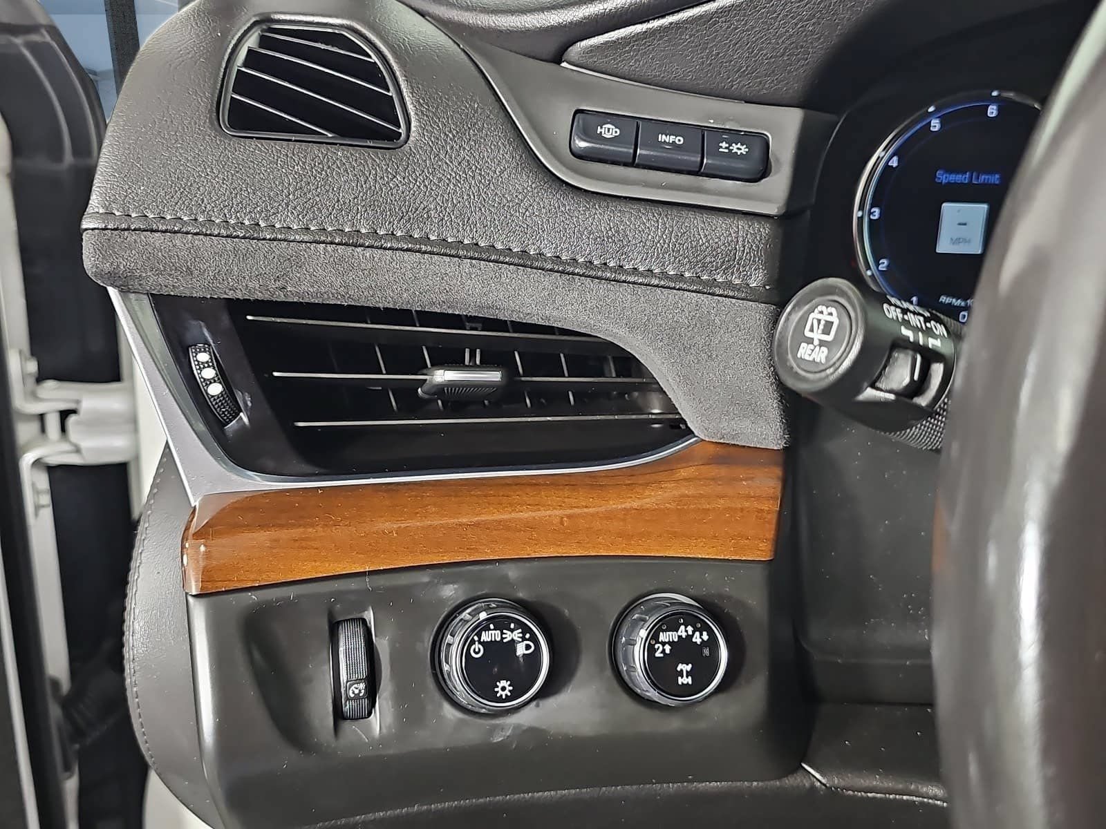 Used 2020 Cadillac Escalade Luxury AWD/4WD image 23