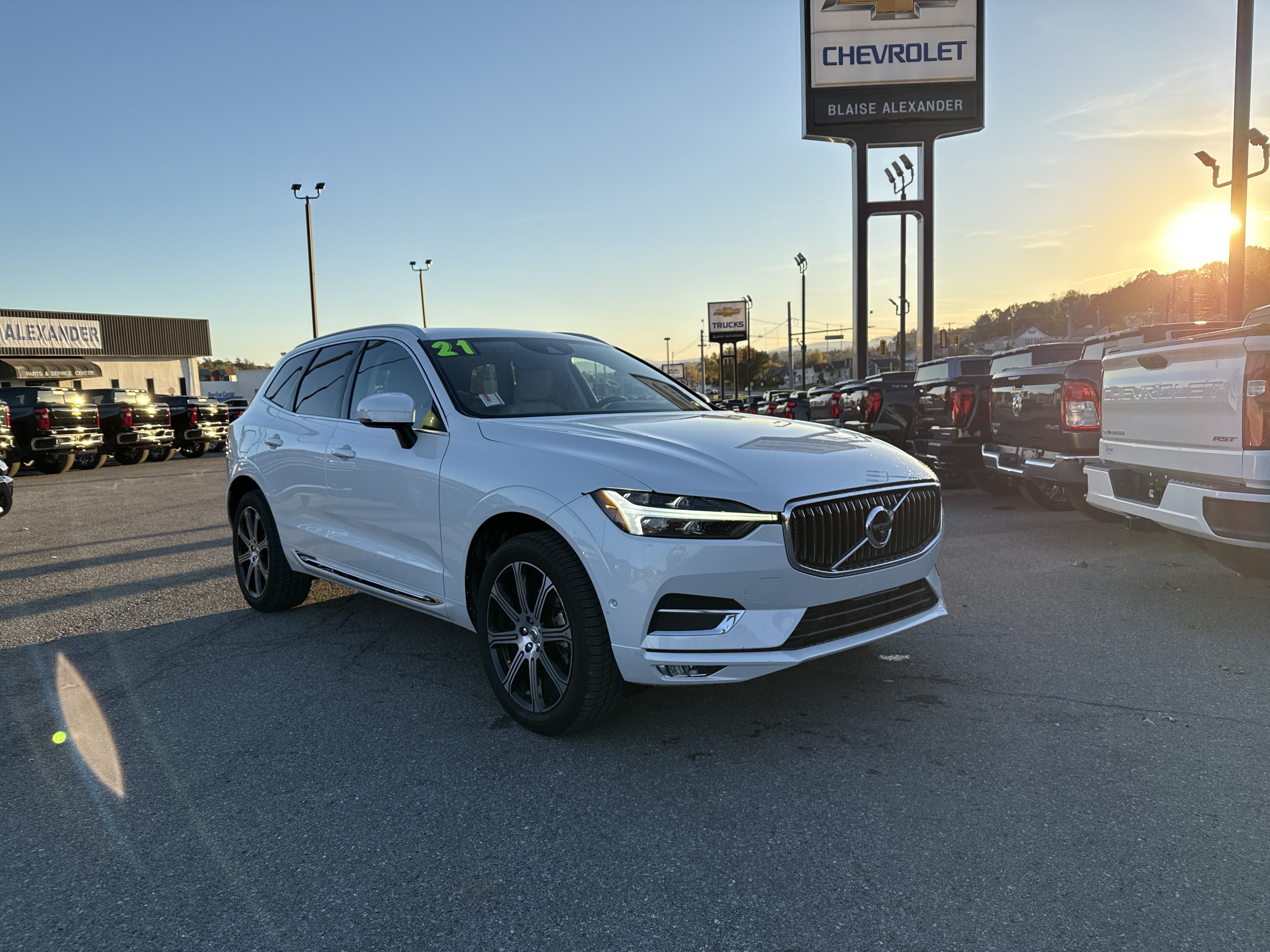 Used 2021 Volvo XC60 T5 Inscription w/ Advanced Package AWD/4WD image 1