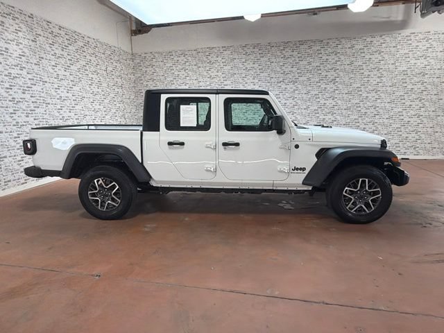 Used 2024 Jeep Gladiator Sport AWD/4WD image 8