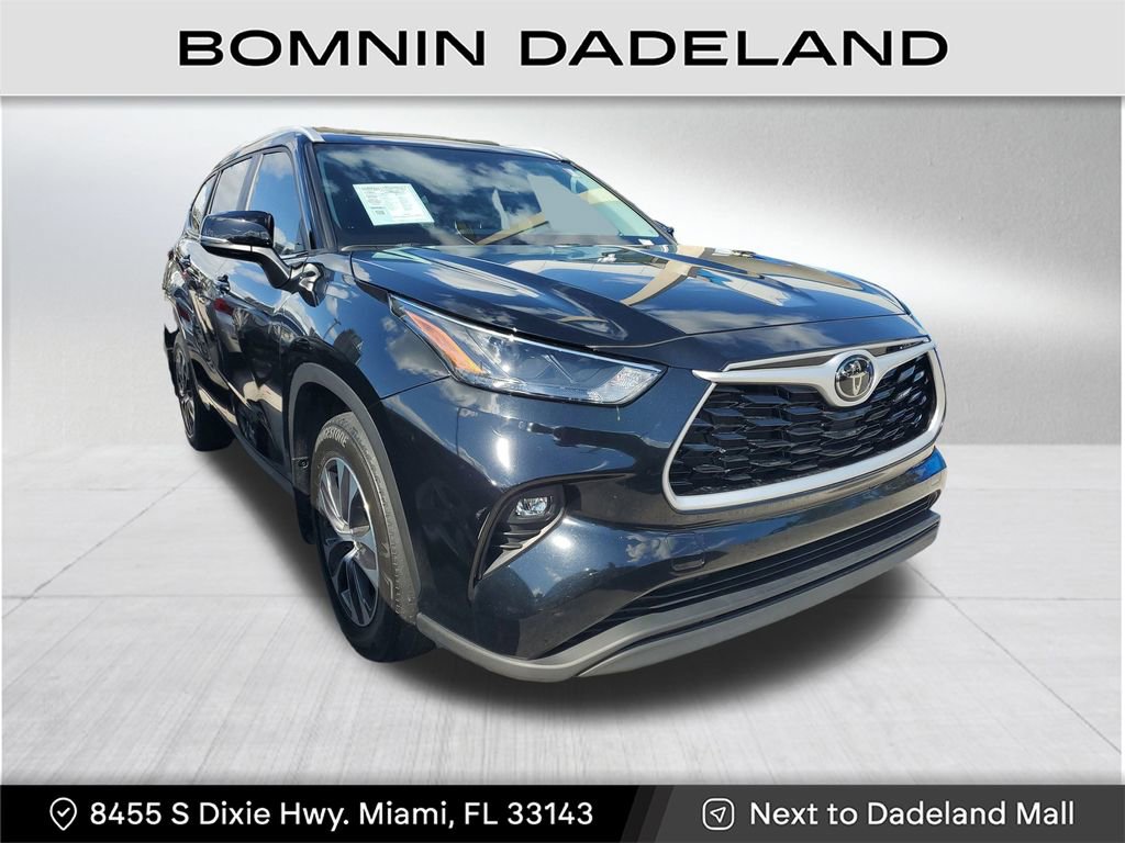 Used 2024 Toyota Highlander LE image 1