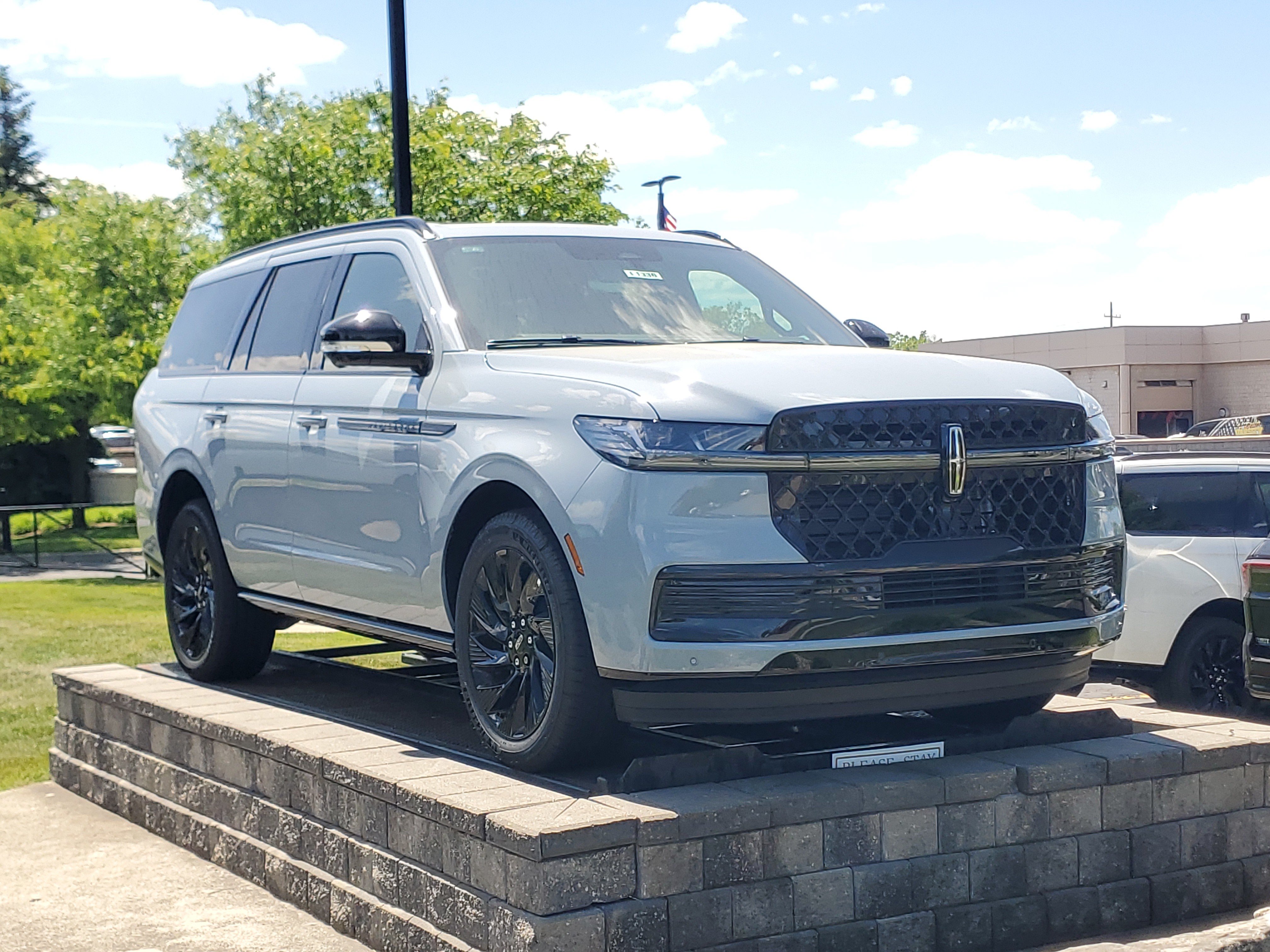 New 2026 Lincoln Navigator Reserve w/ Jet Appearance Package