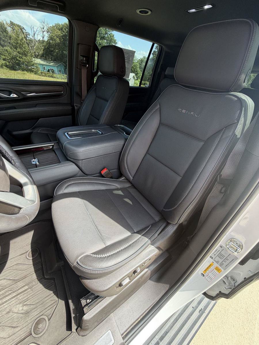 Used 2023 GMC Yukon XL Denali RWD image 10