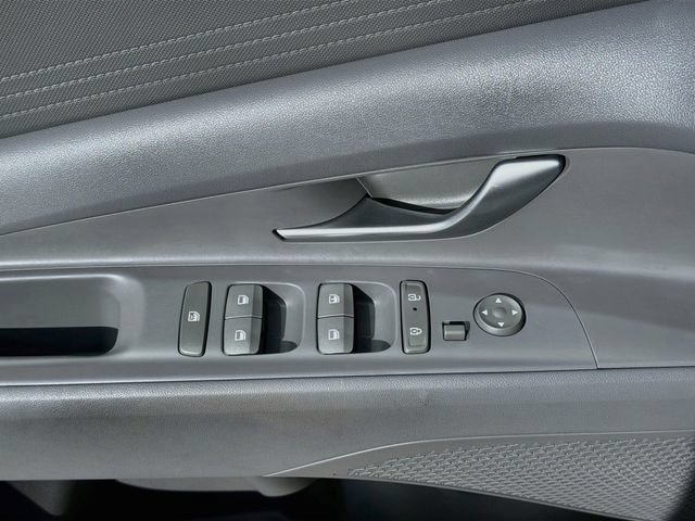 Certified 2025 Hyundai Elantra SE FWD image 17