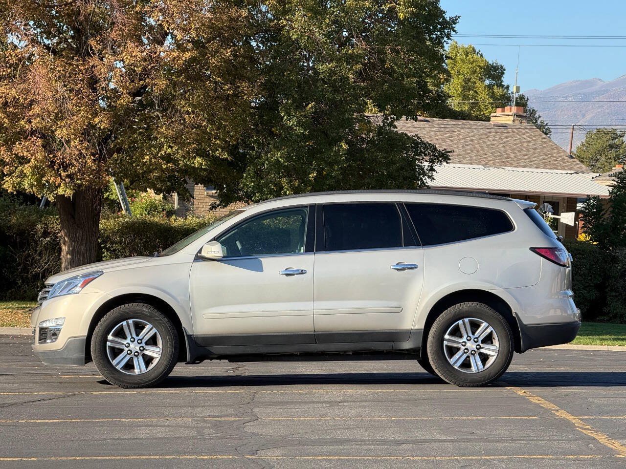 Used 2016 Chevrolet Traverse LT FWD image 2