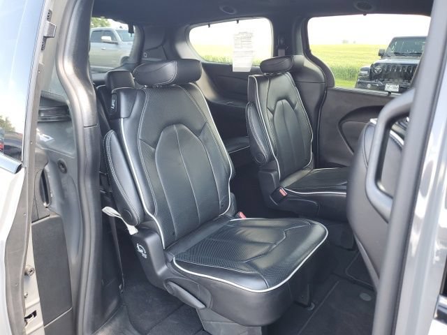 Used 2025 Chrysler Pacifica Limited FWD image 23