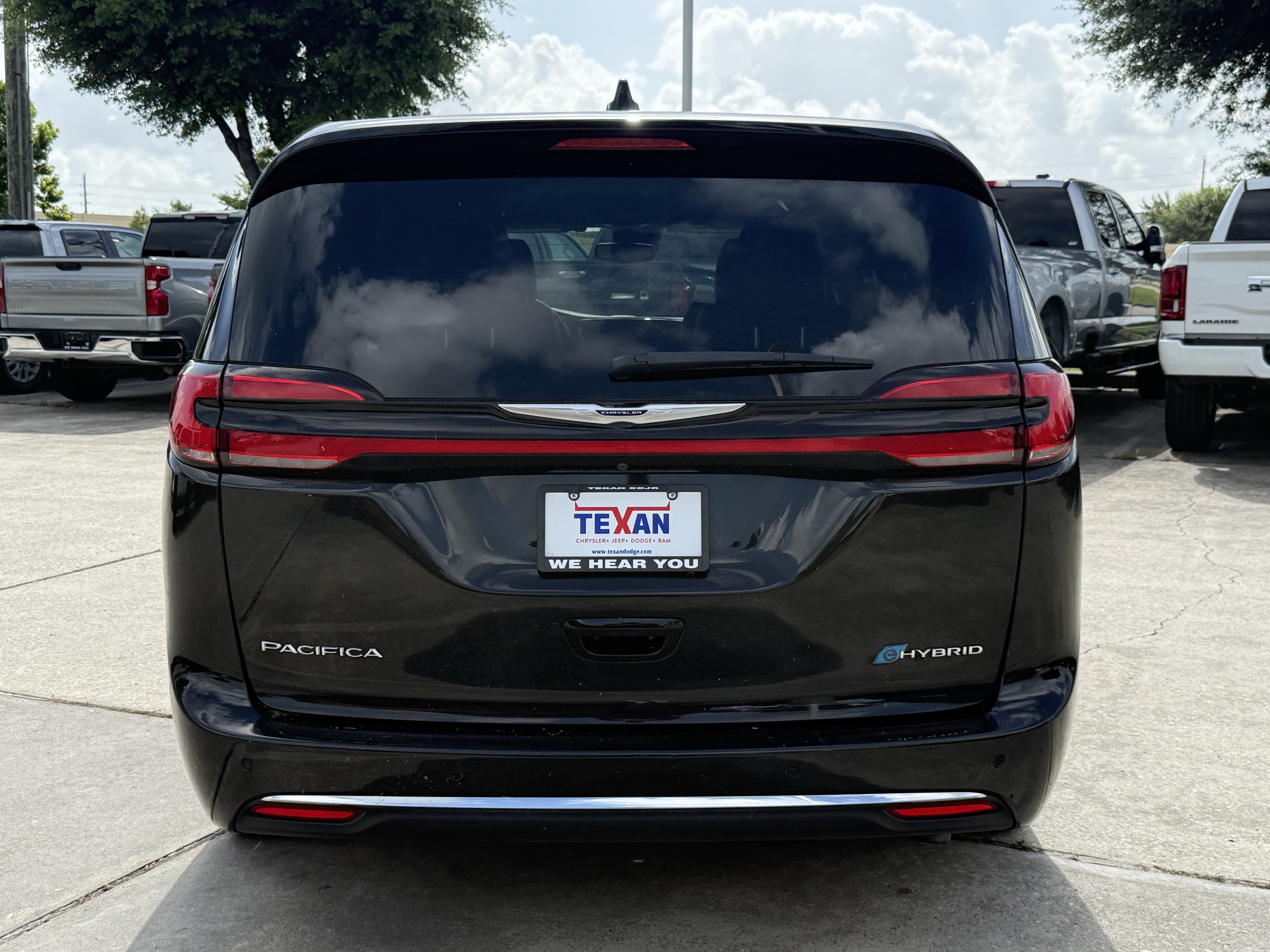 Used 2023 Chrysler Pacifica Touring-L FWD image 6