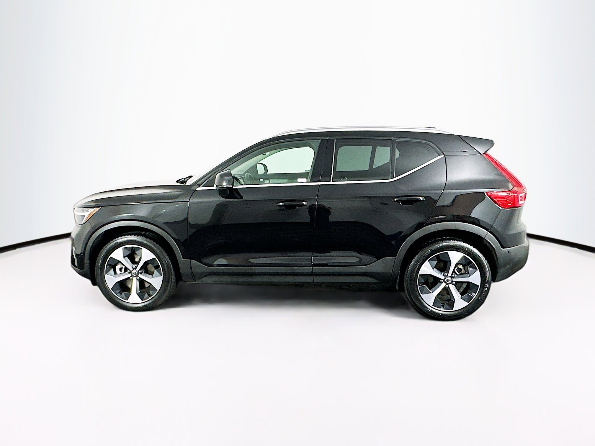 Used 2025 Volvo XC40 B5 Plus image 4