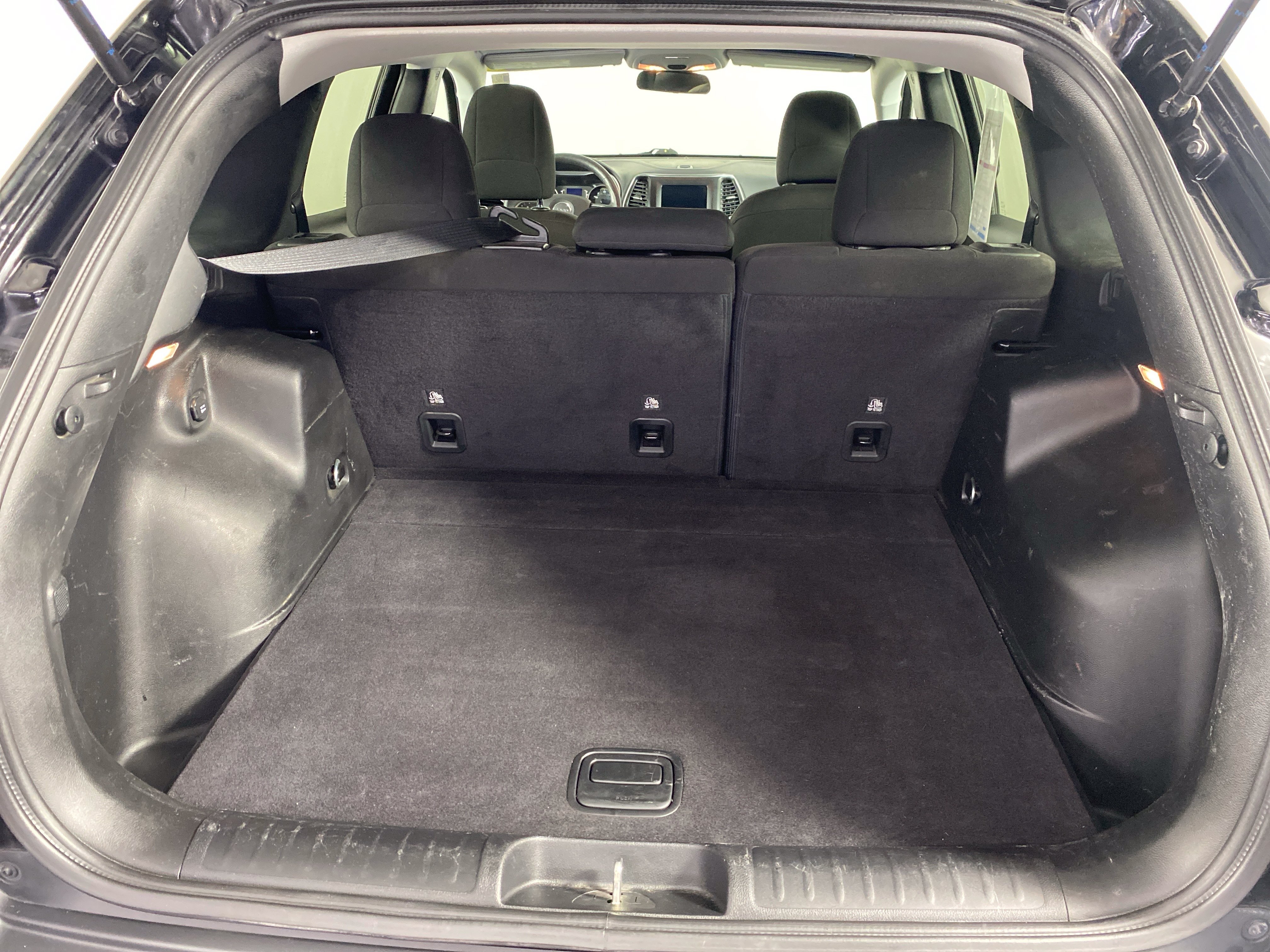 Used 2019 Jeep Cherokee Latitude w/ Popular Appearance Group AWD/4WD image 30