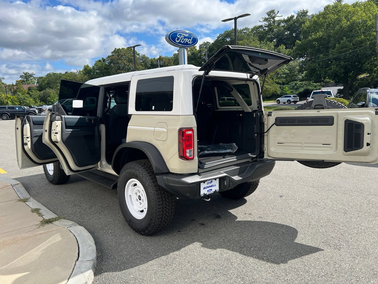 New 2026 Ford Bronco Heritage Edition AWD/4WD image 9