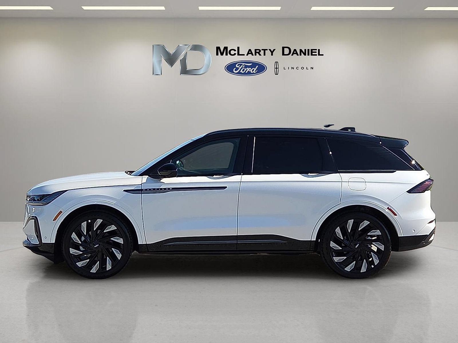 Used 2024 Lincoln Nautilus Reserve w/ Equipment Group 203A AWD/4WD image 3
