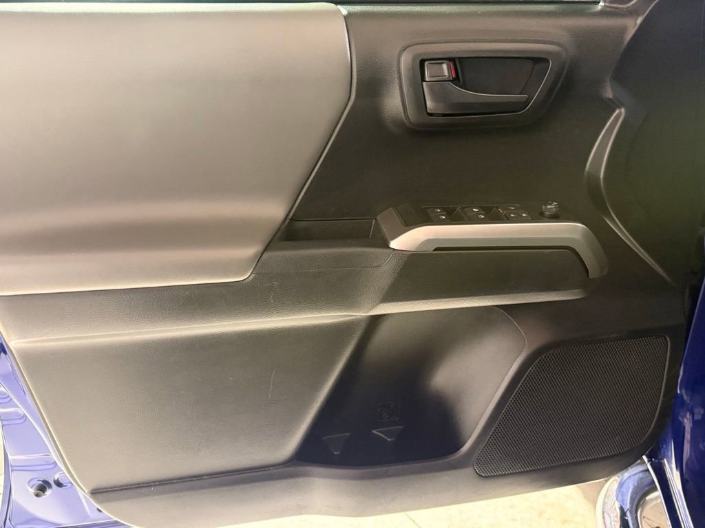 Used 2022 Toyota Tacoma SR5 AWD/4WD image 11