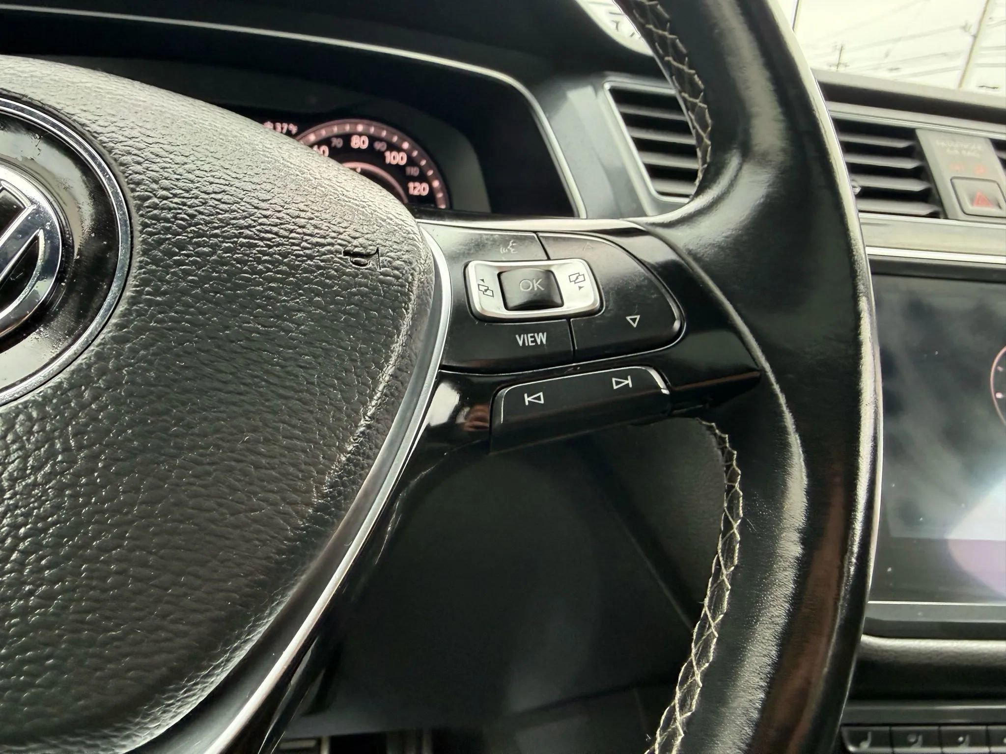 Used 2019 Volkswagen Tiguan SEL R-Line image 32