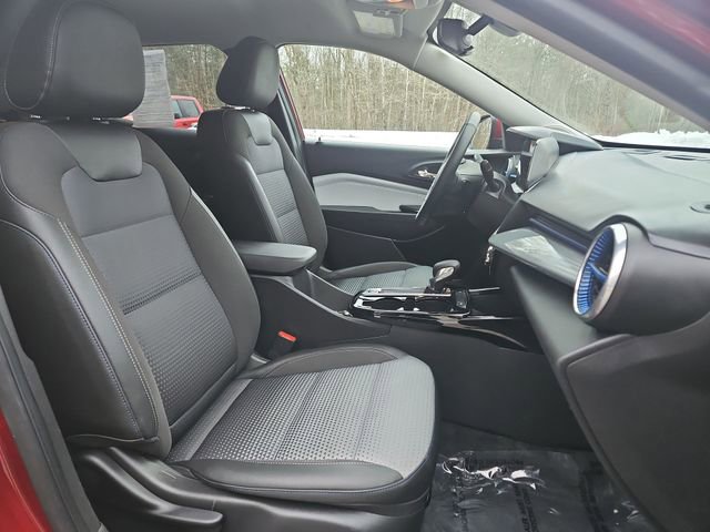 Used 2025 Chevrolet Trax LT w/ LT Convenience Package image 25
