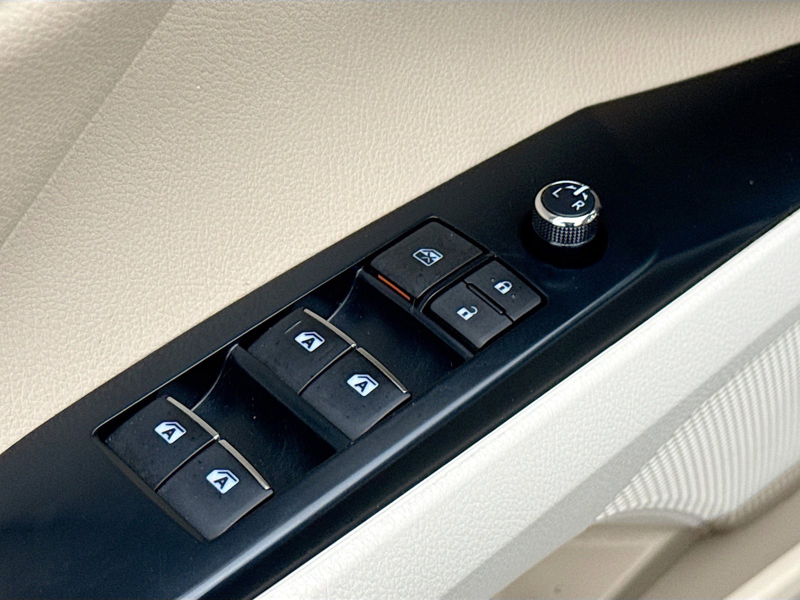 Used 2020 Toyota Camry XLE image 7