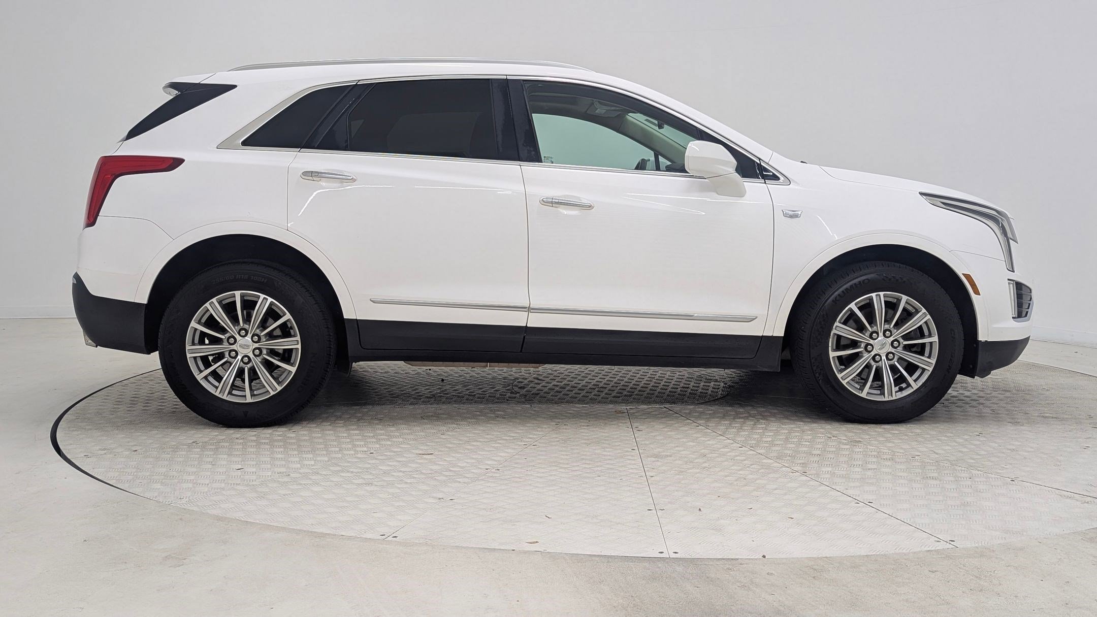 Used 2017 Cadillac XT5 Luxury w/ Driver Awareness Package image 22