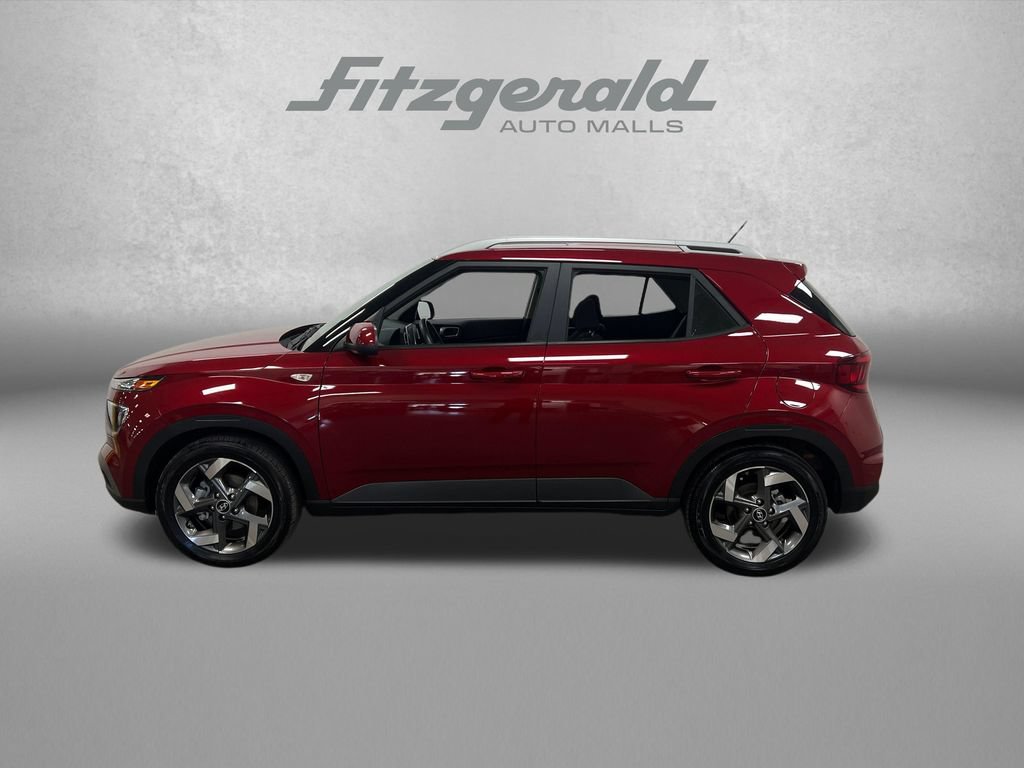 Used 2025 Hyundai Venue SEL FWD image 2