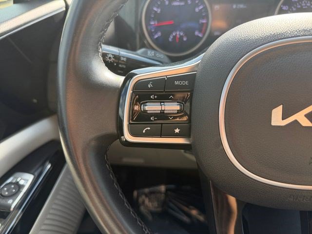 Used 2022 Kia Carnival EX FWD image 22