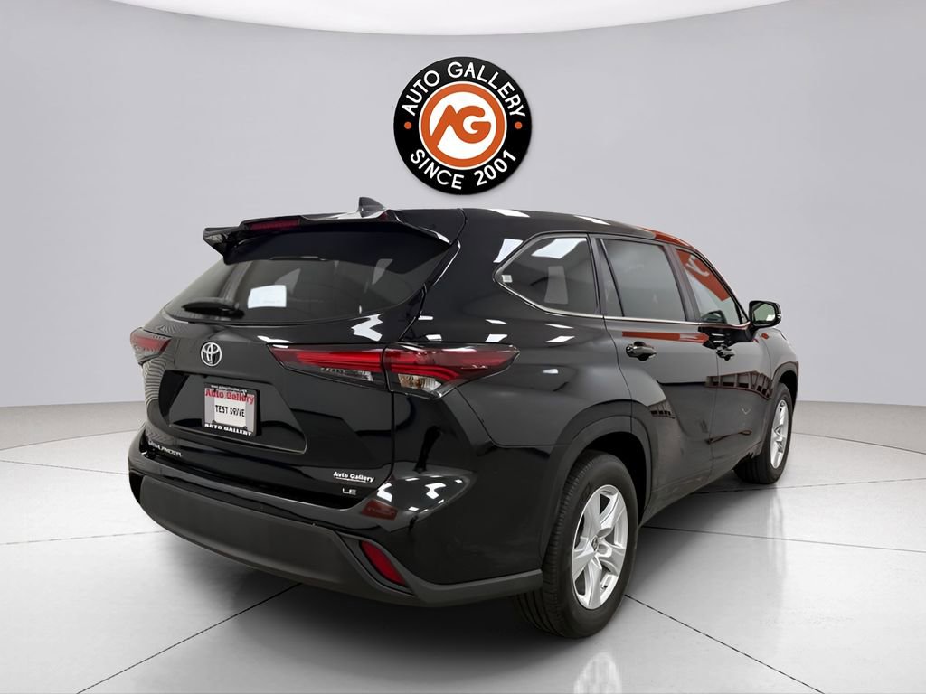 Used 2024 Toyota Highlander LE FWD image 7