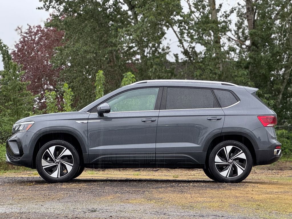 Used 2023 Volkswagen Taos SE w/ Panoramic Sunroof Package AWD/4WD image 4