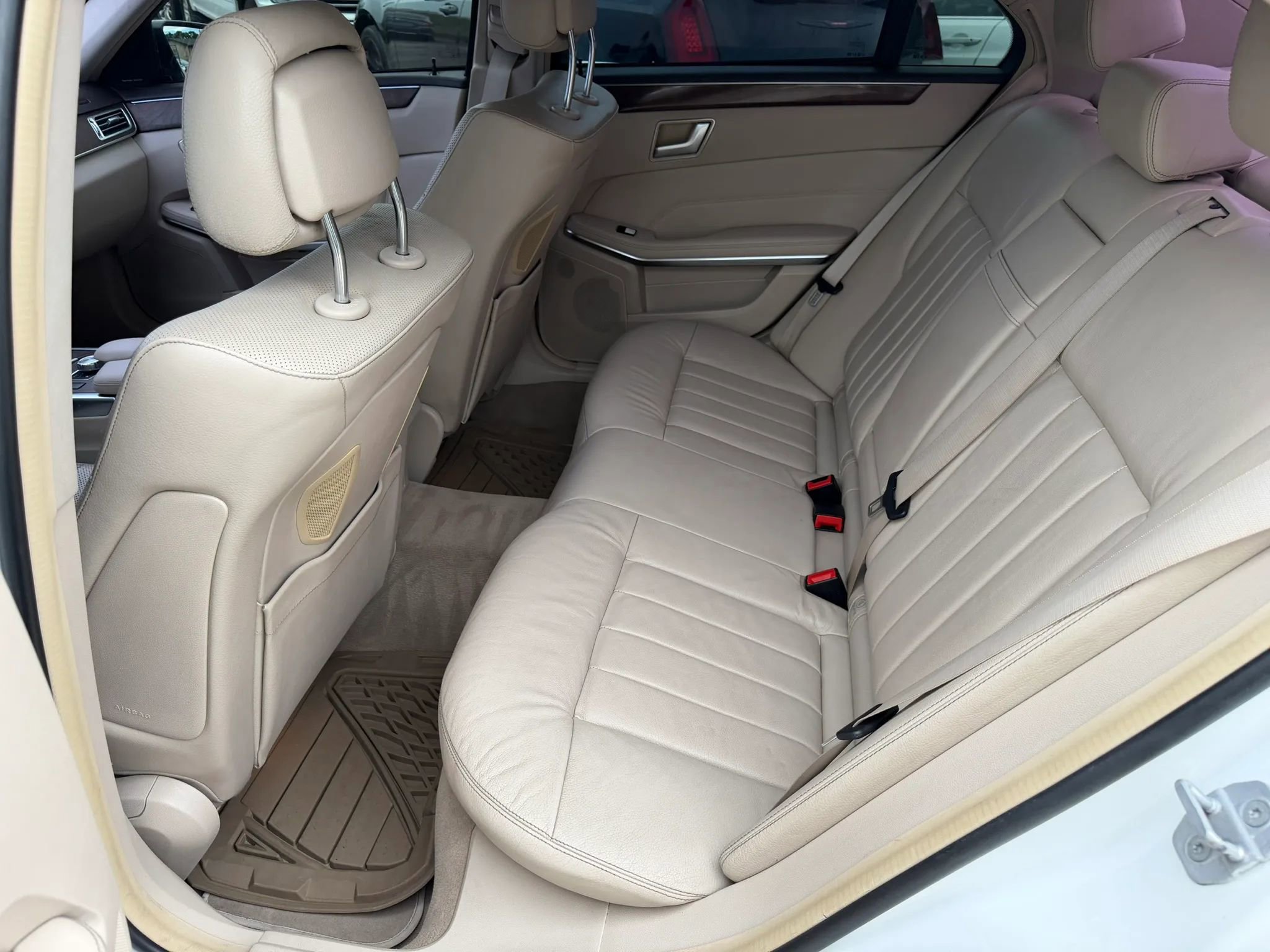 Used 2015 Mercedes-Benz E 400 Sedan w/ Lighting Package image 11