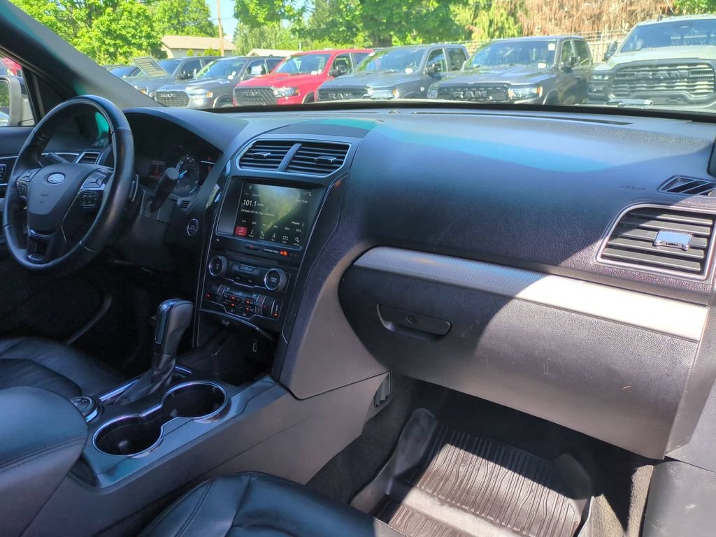 Used 2017 Ford Explorer XLT w/ Equipment Group 202A AWD/4WD image 17
