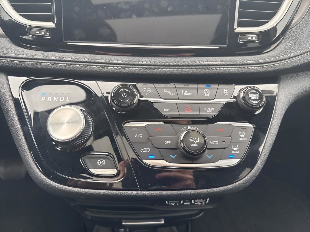 Used 2025 Chrysler Pacifica Select image 14