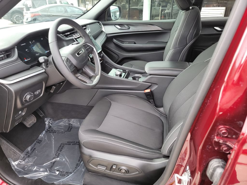 Used 2025 Jeep Grand Cherokee Laredo X w/ Luxury Tech Group I AWD/4WD image 11