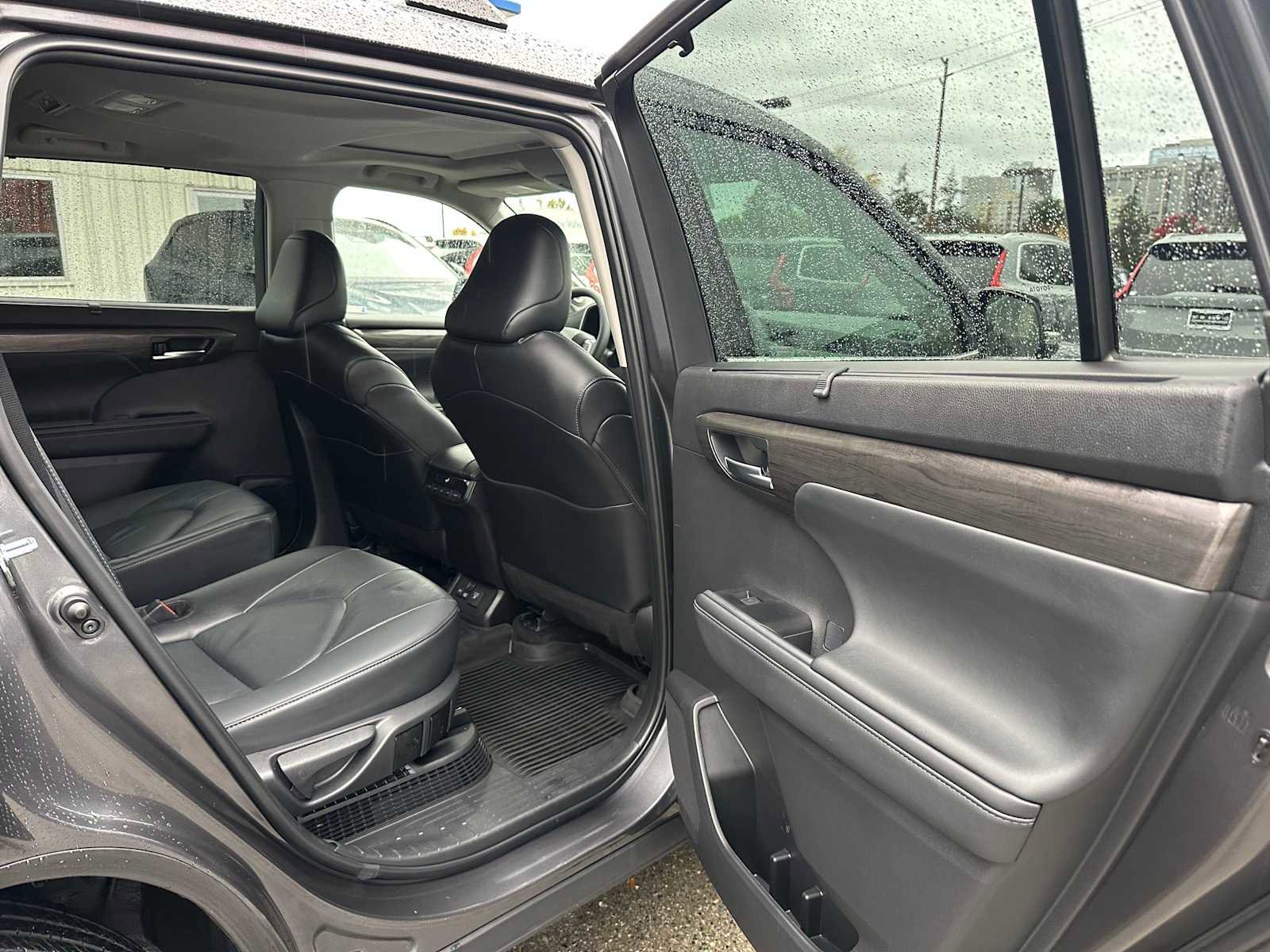 Used 2025 Toyota Highlander Limited image 13